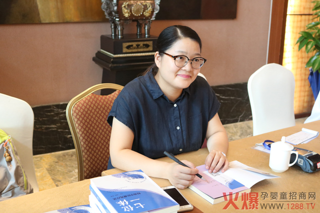 《七位一体》现场售书.jpg