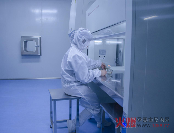 滋儿乐辅食检测人员.jpg