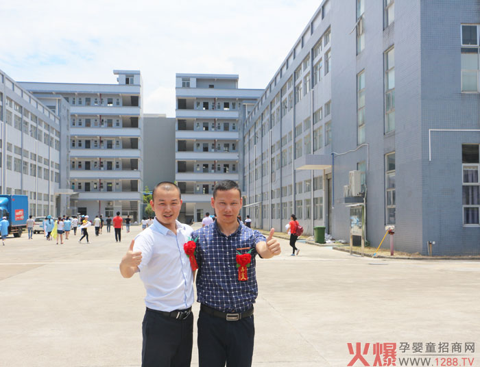 开心兔生产基地-合影.jpg
