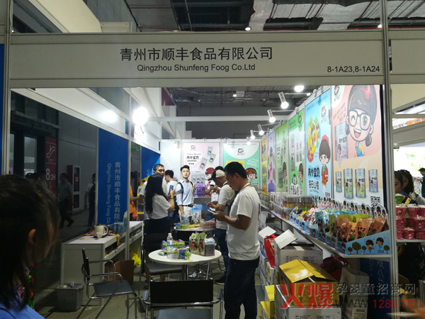 两个宝贝山楂零食上海CBME展会现场1.jpg