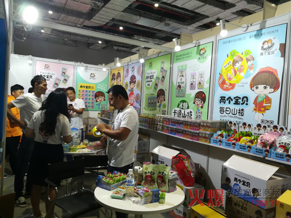 两个宝贝山楂零食上海CBME展会现场3.jpg