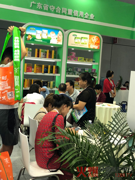 优莱美、优可康CBME展位咨询者.jpg