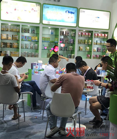 智雅CBME展位咨询者.jpg