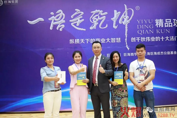 星辉人与张涛老师合影.webp.jpg