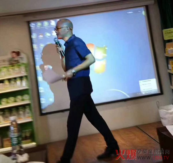 瞬哺培训会现场授课讲师.jpg