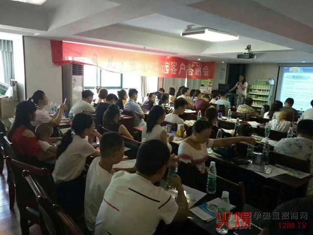 瞬哺培训会现场聚精会神的学员们.jpg
