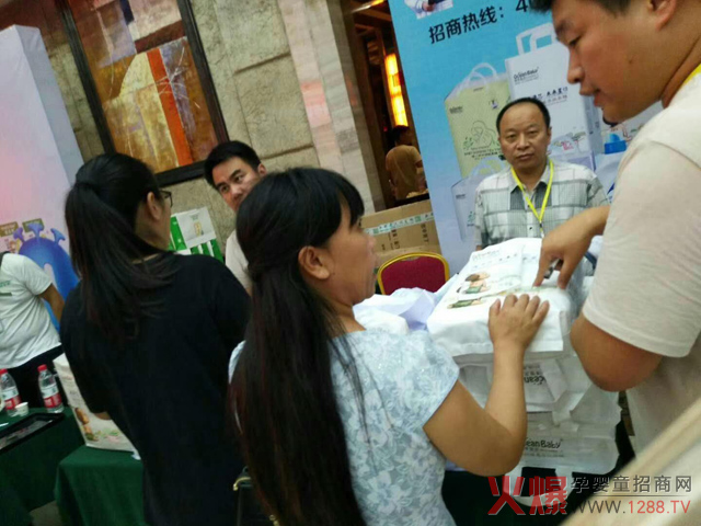 母婴零售峰会现场，海洋宝贝纸尿裤咨询者.jpg