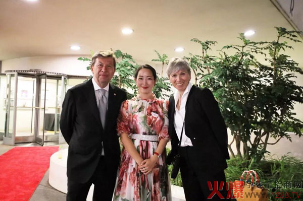 程总与主办方主席合影.jpg 程总与主办方主席合影.jpg