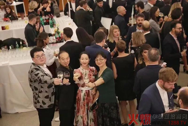 为我们共同的荣誉干杯.jpg 为我们共同的荣誉干杯.jpg