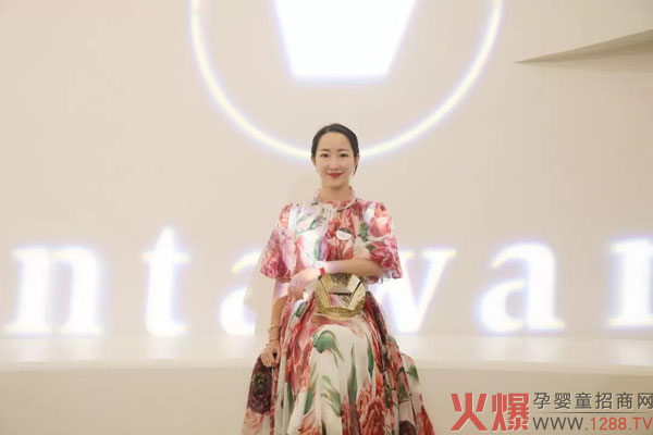 程总在纽约古根海姆博物馆颁奖典礼现场.jpg 程总在纽约古根海姆博物馆颁奖典礼现场.jpg