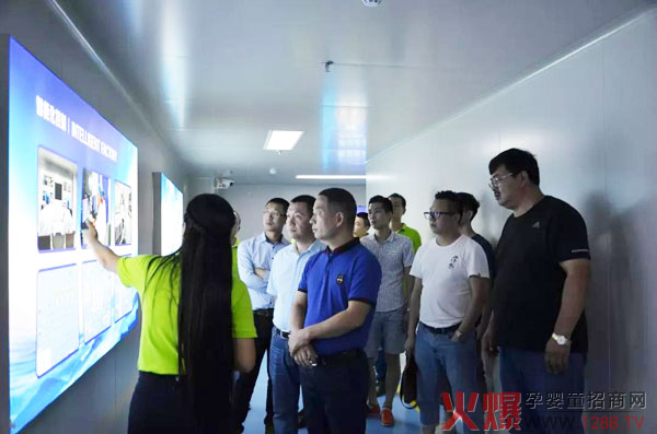 参观智能化生产线.jpg