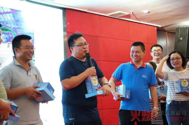 欧优天使发放奖品.jpg