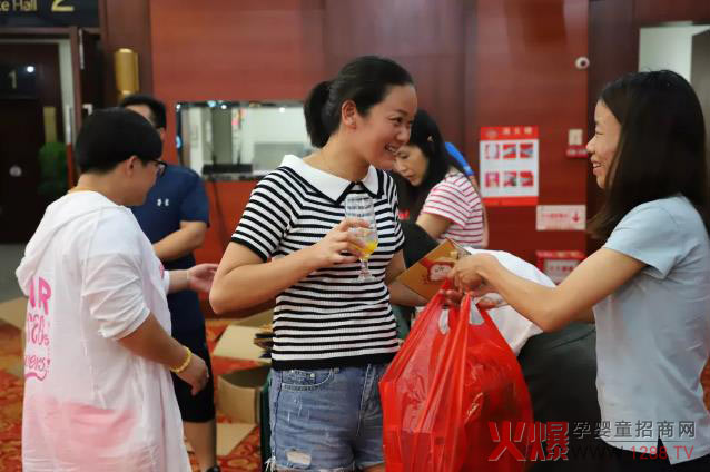 发放中秋福利.jpg