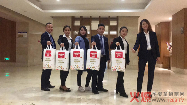 花儿乐团队会后合影.jpg