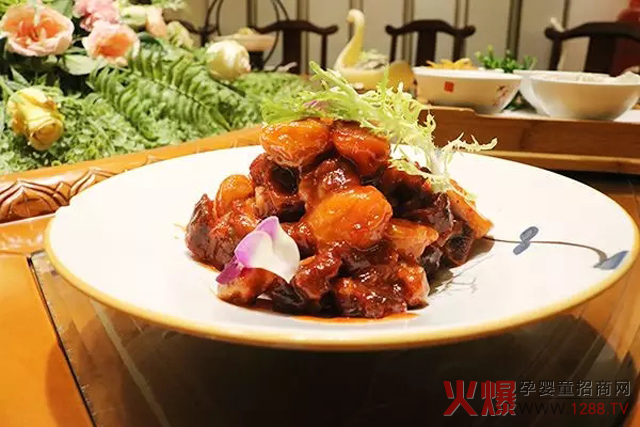 一如既往的精致美食静静的等待主人的到来.jpg