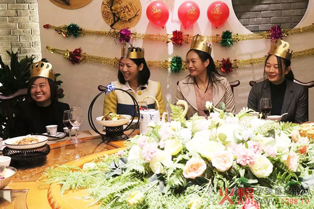 美丽可爱的寿星姐妹们流露出满满的幸福感.jpg