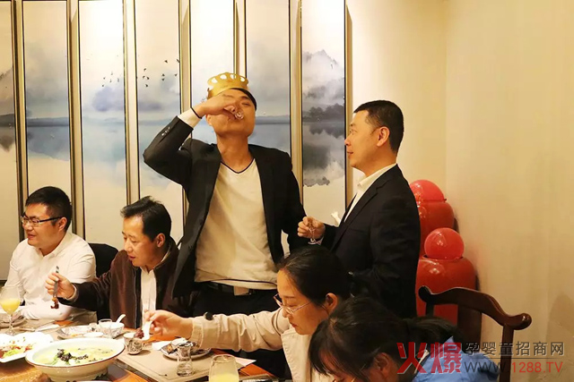 牵头举杯祝福寿星们.jpg