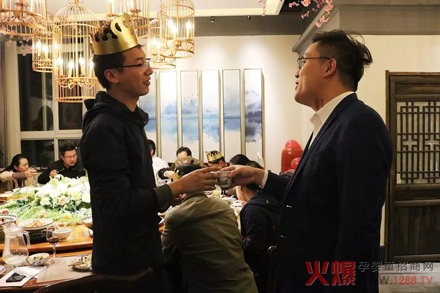 举杯祝福寿星们.jpg
