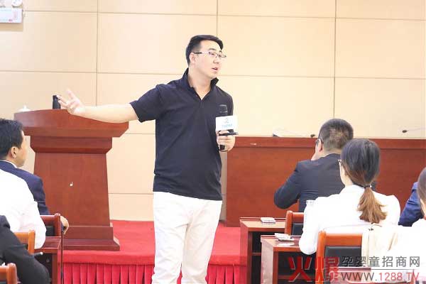 宋培洋老师台上认真讲解.jpg
