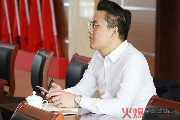 集团总经理徐建强认真做着培训记录.jpg