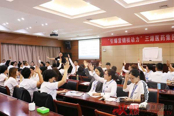 台下积极互动发言.jpg