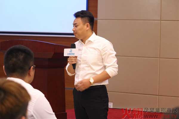 集团董事长周康做战斗动员.jpg