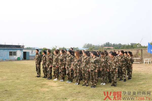 三源医药集团全体员工英姿飒爽、整齐划一.jpg
