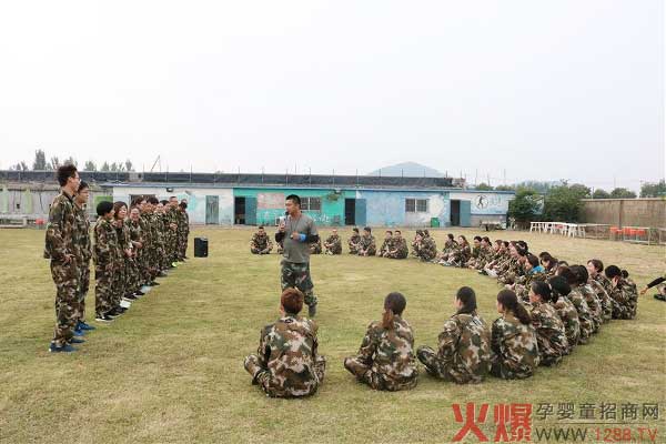 教练和大家一起做热身运动.jpg