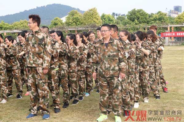 教练带领大家做“按摩”进行放松.jpg