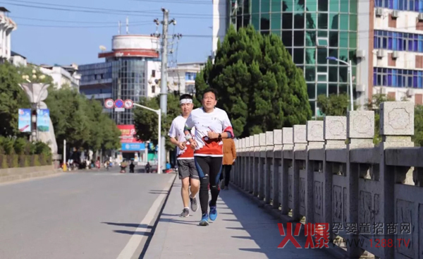 奔跑中的亚华乳业董事长熊再辉.jpg