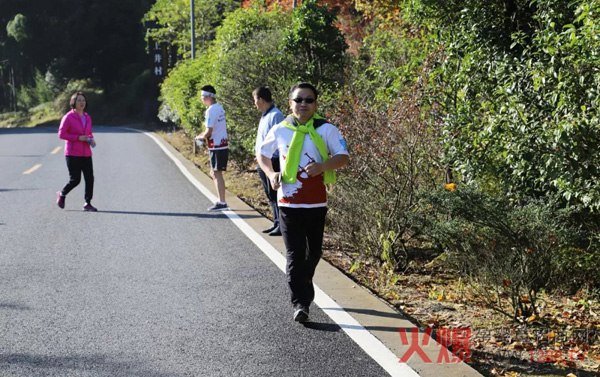 奔跑中的四季南山董事长吴建平.jpg