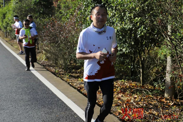 奔跑中的四季南山总经理卜球.jpg