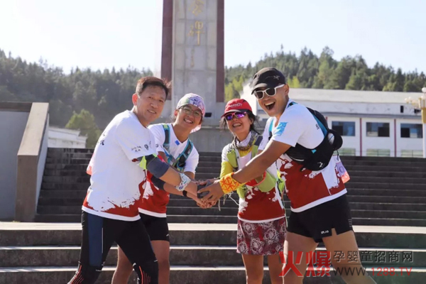 跑完赛段的选手，在井冈山会师纪念碑胜利会师.jpg