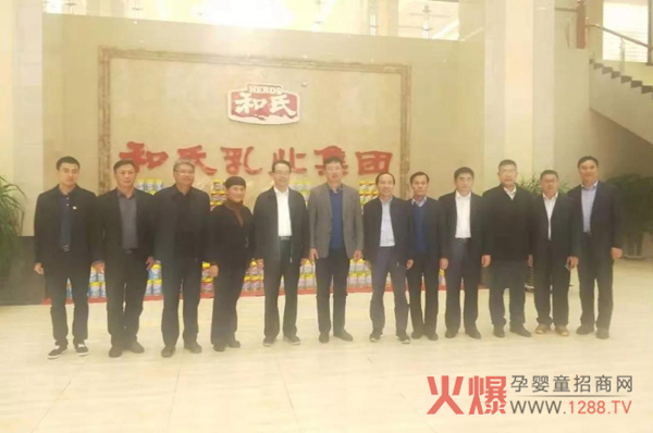 徐州市企业院校考察团参观和氏乳业5.jpg 徐州市企业院校考察团参观和氏乳业5.jpg
