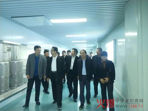 徐州市企业院校考察团参观和氏乳业6.jpg
