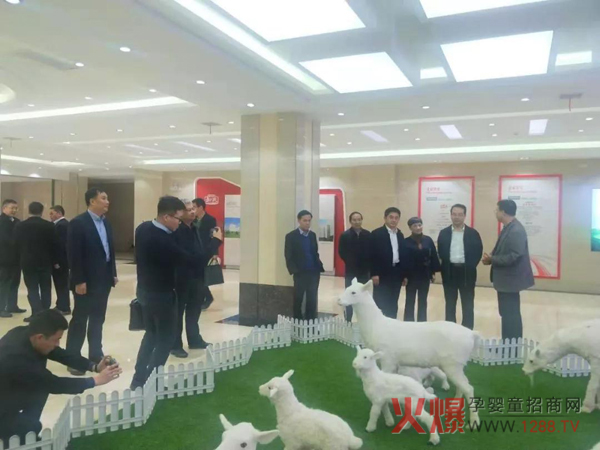 徐州市企业院校考察团参观和氏乳业7.jpg