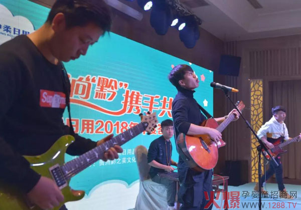 乐队倾情演出.jpg