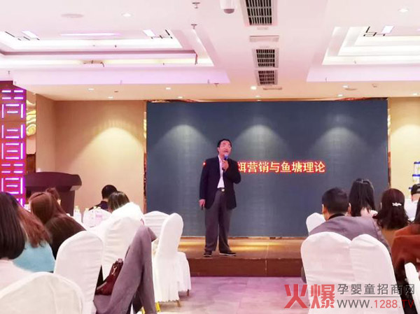 陈老师精彩的演讲.jpg