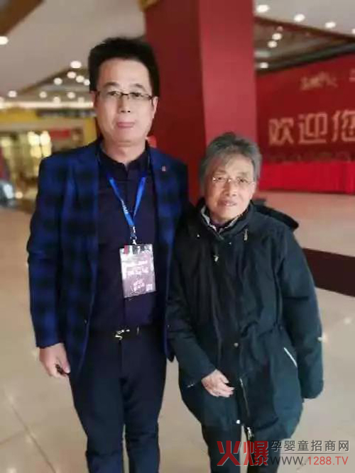 雨桐国际董事长周树成先生与原全国政协副秘书长赵炜秘书长合影.jpg