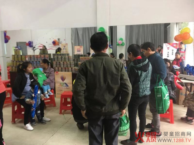 爷爷奶奶孕妈妈都来听了.jpg