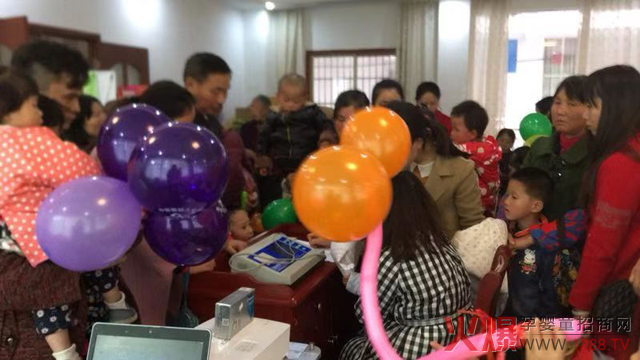 家长向营养师咨询.jpg