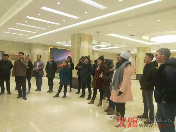 清华大学苏世民书院师生一行参观和氏乳业1.jpg