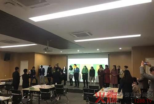 现场与会人员对伊博恩斯站台支持.jpg