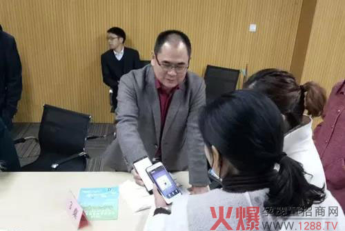 现场会议氛围热烈01.jpg