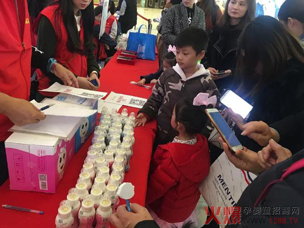 关爱留守，暖冬行动现场.jpg