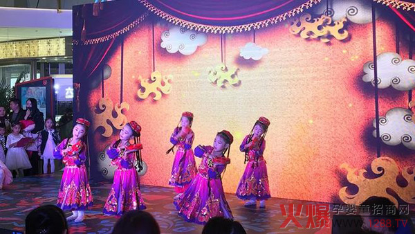 孩子们献上演出.jpg