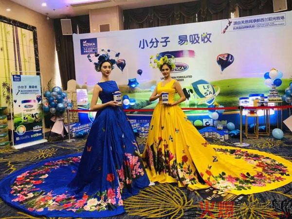 外籍模特展示新品.jpg 外籍模特展示新品.jpg