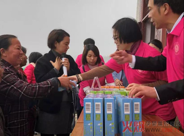 “关爱母婴公益万里行”邵阳隆回架枧村站10.jpg