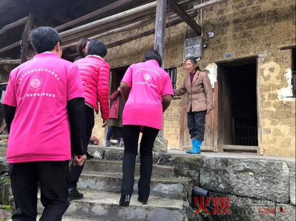 “关爱母婴公益万里行”邵阳隆回架枧村站13.jpg