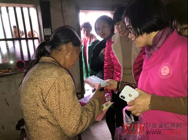 “关爱母婴公益万里行”邵阳隆回架枧村站15.jpg